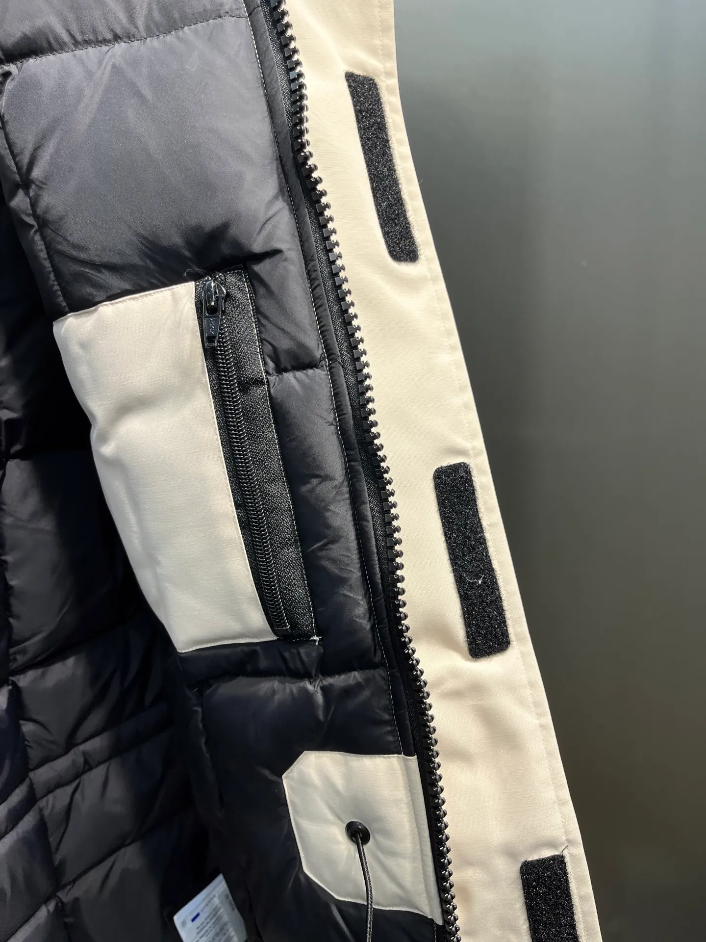 P840 𝘾𝘼𝙉𝘼𝘿𝘼 𝙂𝙊𝙊𝙎𝙀Big Goose 13# The design of Big Goose 13 is simple and elegant, a little longer than the 08 model, more suitable for men and suitable for business people. This down jacket is popular for its simple design, which is not only practical but also has a certain sense of fashion. In terms of applicability, the Daye 13 model provides good thermal insulation performance. Its thermal insulation coefficient is level 5, which can provide enough warmth and is suitable for wearing in cold environments. In addition, the Daye 13 model also has a high cost performance. Compared with other models, it provides a better balance between price and performance, making it more competitive in the market.  size：xs-xxl